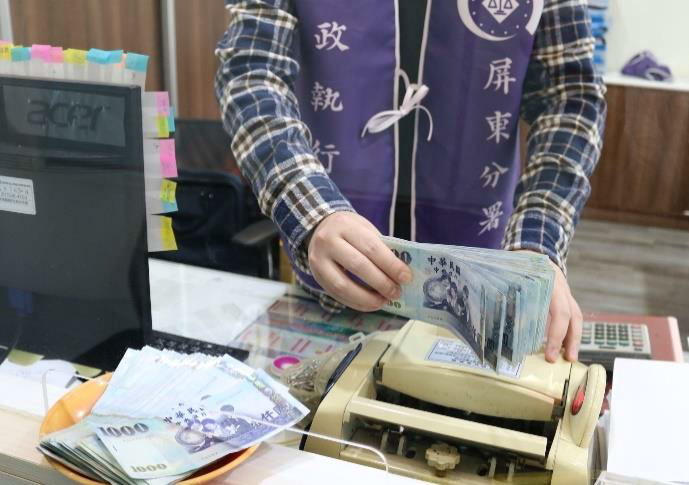 執行官告知被拘獲的義務人要向法院聲請管收後，其友人先繳一半的現金，示意圖