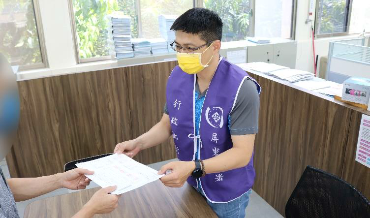 靠著一通電話，書記官終於說服義務人親友到分署繳清酒駕罰單及其他合計近11萬元的欠費，示意圖