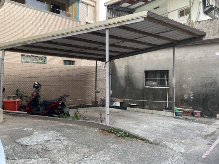 屏東執行分署拍賣自由路商圈空地持分，鄰近星巴克與西堤，現為停車位，二拍底價 109萬 6000元