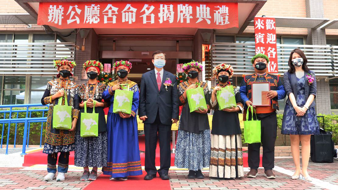 屏東執行分署廳舍命名典禮，林慶宗分署長（左四）及楊碧瑛分署長（右一）頒發獎品，感謝力里國小師生以排灣族古謠為分署祈福