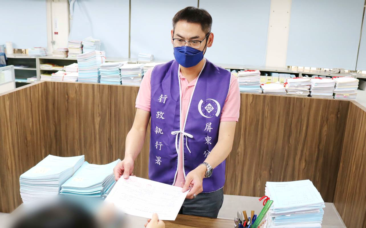 義務人坐計程車帶著現金親自到分署，書記官當場開立繳款單給義務人，繳清欠了10年的酒駕罰單