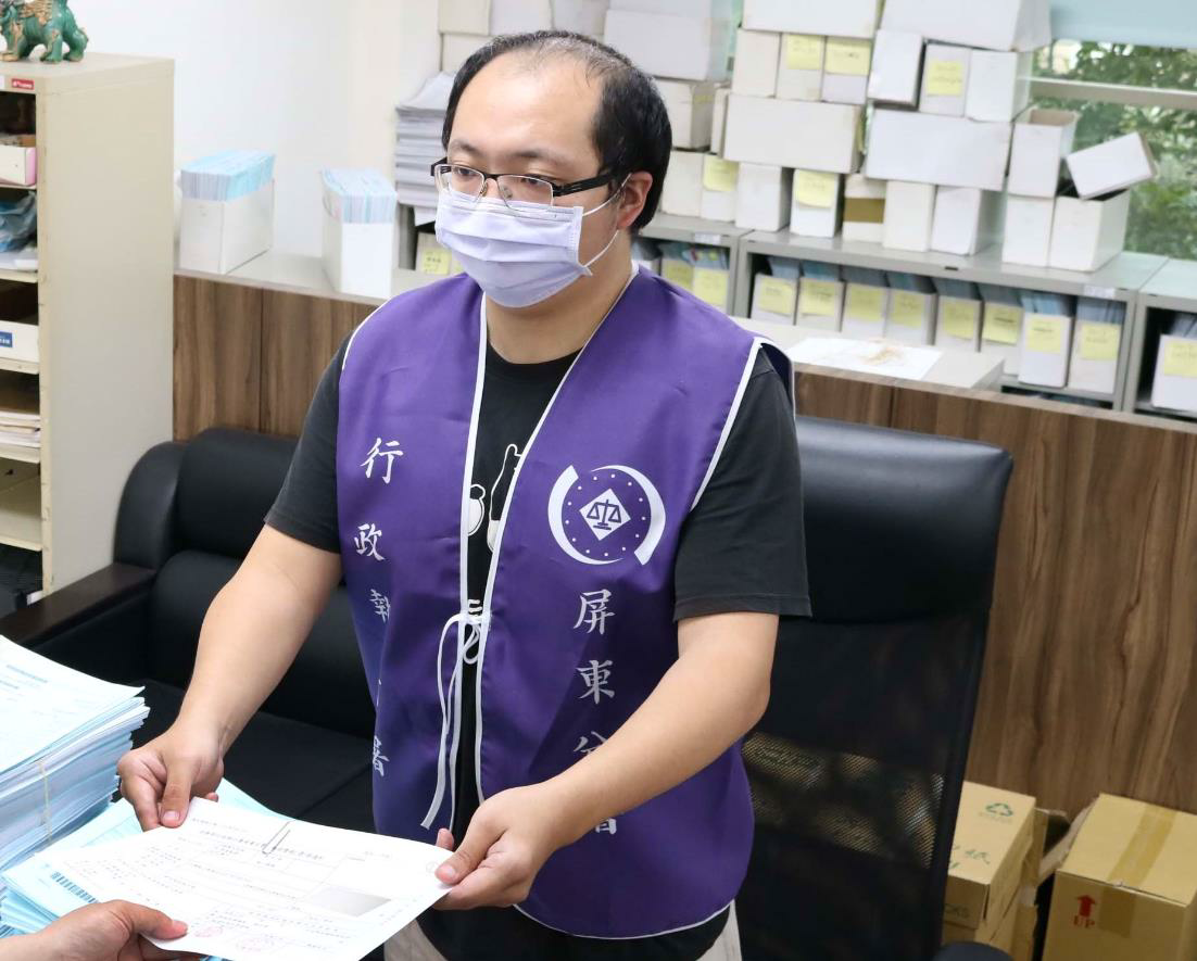 義務人為了能在銀行申貸，本月初帶著 15萬元現金親自到分署，書記官當場開立繳款單給義務人，繳清 149件交通罰單與健保案件