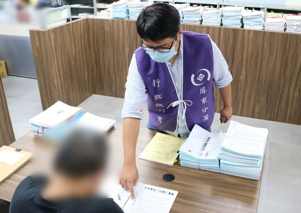 屏東執行分署查封不動產後，書記官與義務人父親洽談分期，示意圖
