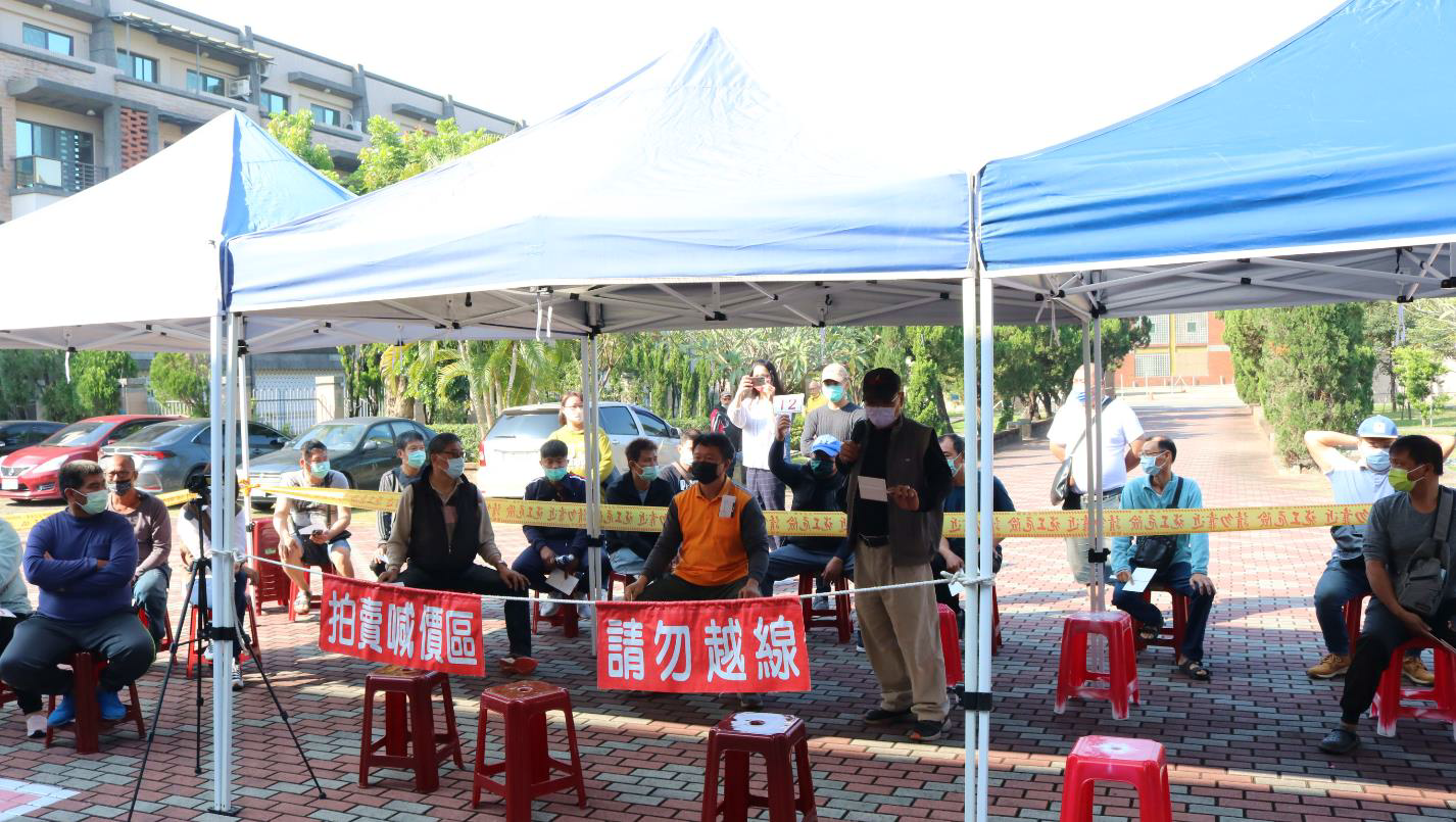 111年 1月26日屏東執行分署拍賣漁筏，共有 15位民眾登記應買，現場買氣暢旺，原公告起拍價為 20萬元，喊價16次追到68萬元落槌，溢價3倍拍出 (2)