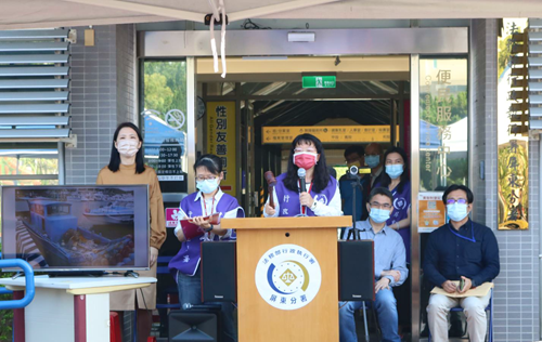 111年 1月26日屏東執行分署拍賣漁筏，行政執行官以68萬元溢價3倍落槌拍出，楊碧瑛分署長（左）與屏東地檢署張志杰主任檢察官（前排右二）到場