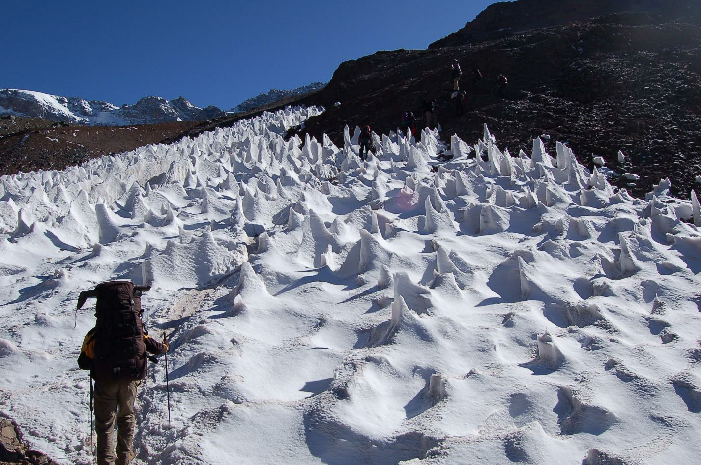 上圖：聖母峰冒險家江秀真老師，在南美洲最高山阿空加瓜峰獨自面臨二天二夜的暴風雪
