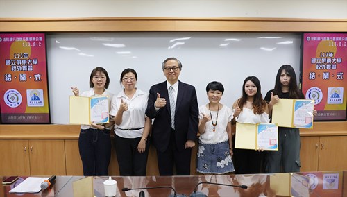 葉自強代理署長（左3）頒發結業證書予屏大應用英語系三位實習生