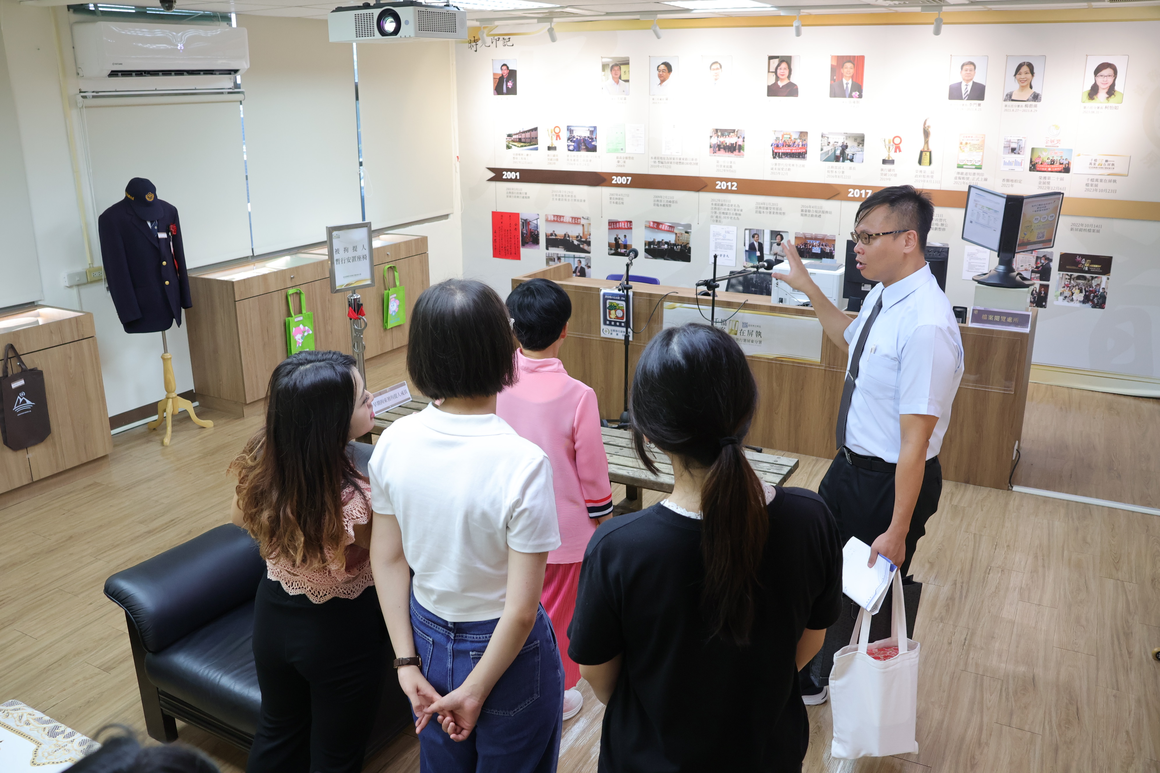113年7月9日本分署利用屏東大學應用英語系師生觀展時進行檔案應用宣導照片 (1)
