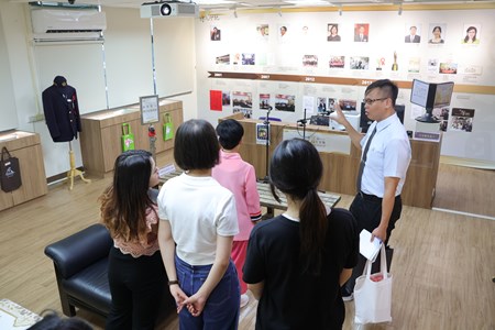 113年7月9日本分署利用屏東大學應用英語系師生觀展時進行檔案應用宣導照片 (1)