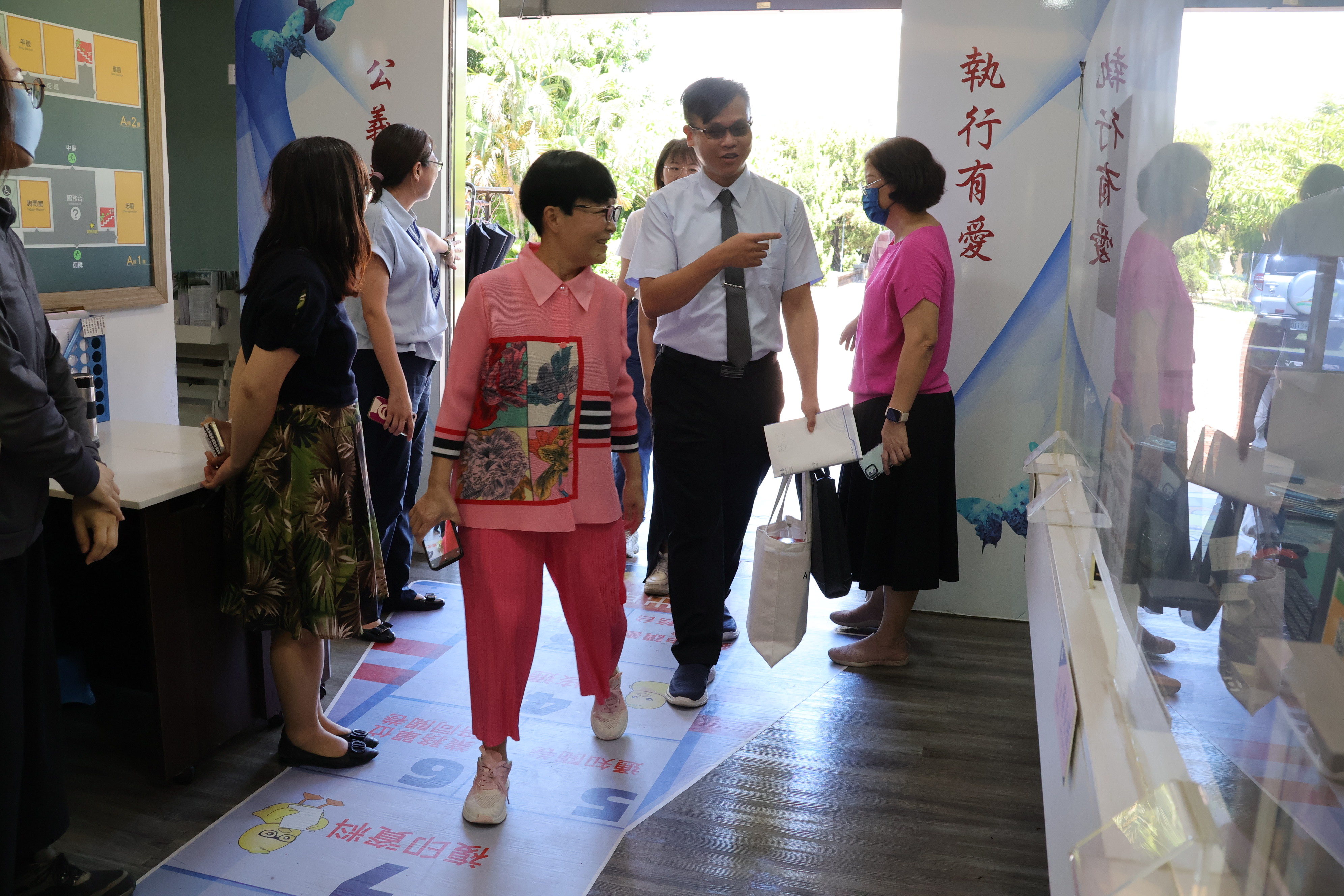 113年7月9日本分署利用屏東大學應用英語系師生觀展時進行檔案應用宣導照片 (2)
