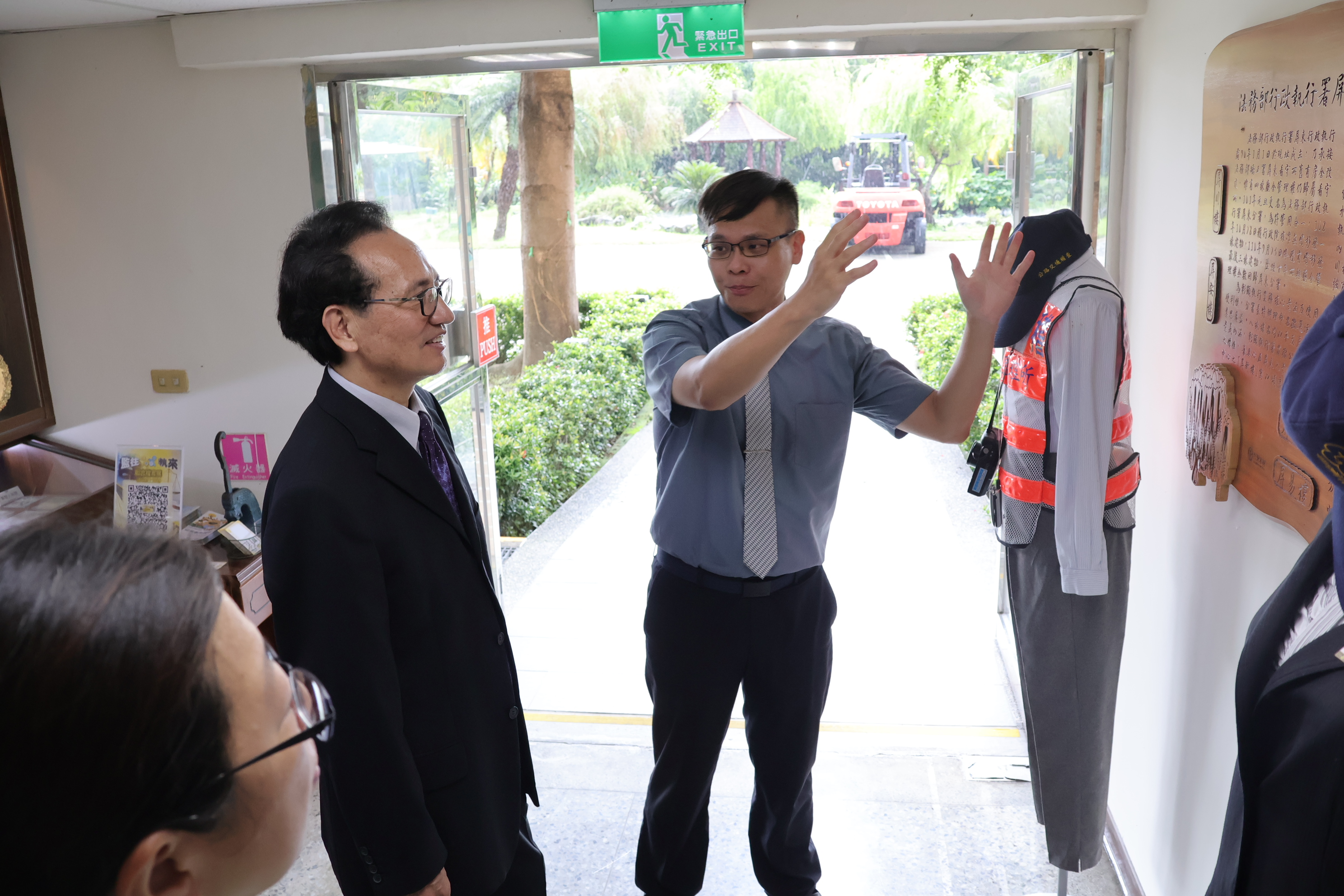113年8月15日本分署利用臺灣高等檢察署高雄檢察分署首長及同仁參訪時，進行檔案應用宣導照片 (3)