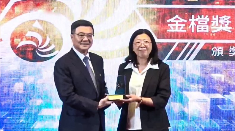 行政院卓榮泰院長頒獎予屏東分署，由柯怡如分署長代表領獎