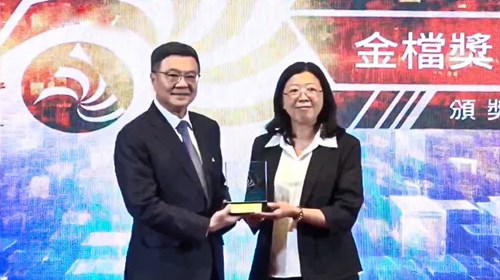 行政院卓榮泰院長頒獎予屏東分署，由柯怡如分署長代表領獎
