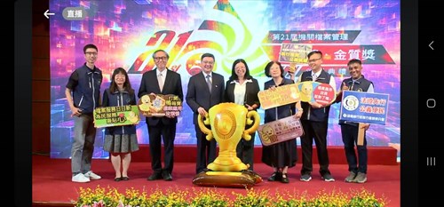 葉自強副署長及柯怡如分署長率領屏東分署同仁上台領獎