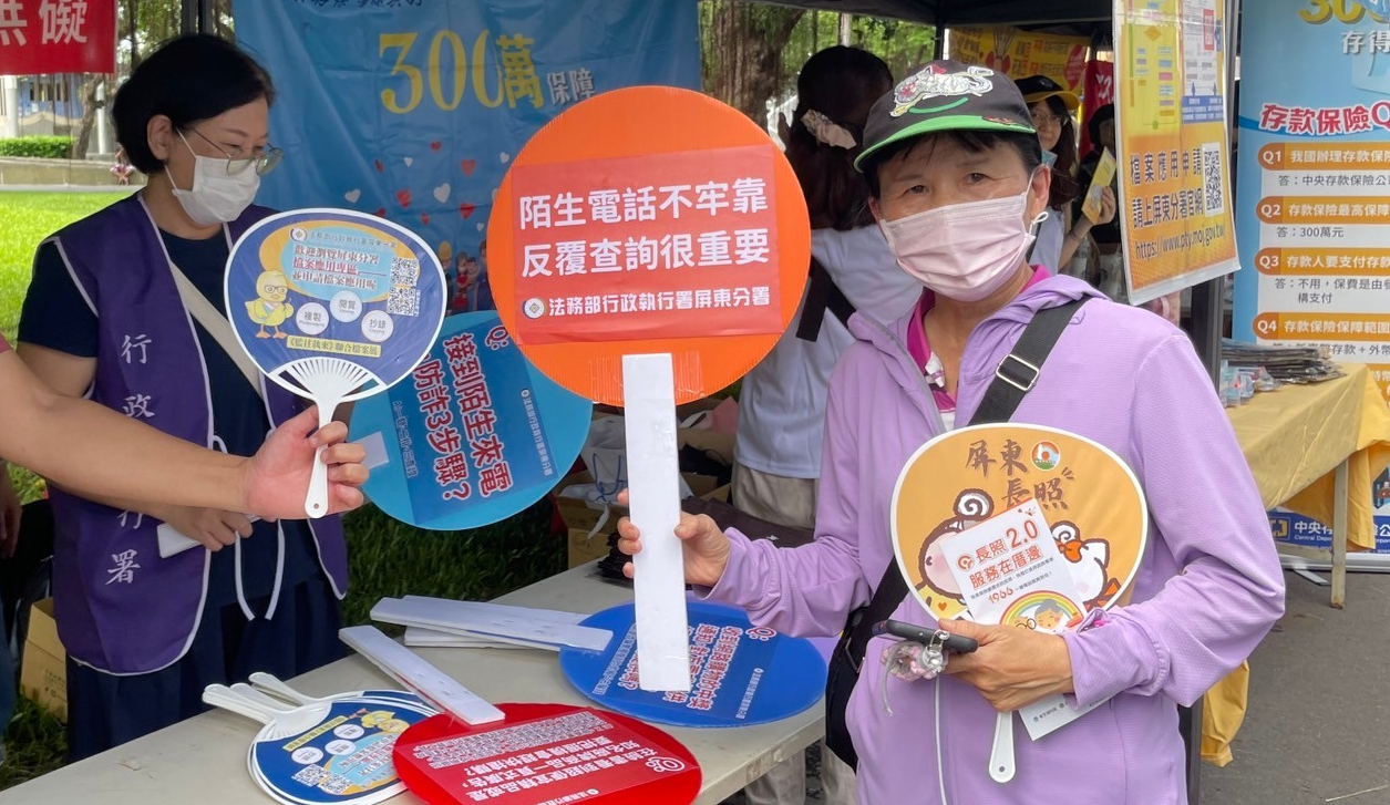 113年9月14日本分署參與財政部南區國稅局及屏東縣政府財稅局舉辦租稅宣導活動時進行檔案應用宣導照片 (4)
