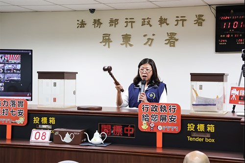 柯怡如分署長敲下法槌宣布雙11拍賣會開始